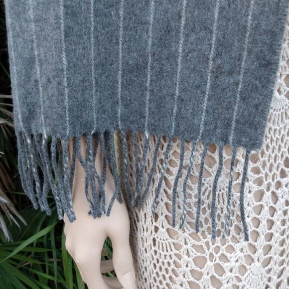 NWT NEIMAN MARCUS 100% Cashmere Gray & White Striped Scarf Wrap with Fringe - Picture 7 of 10